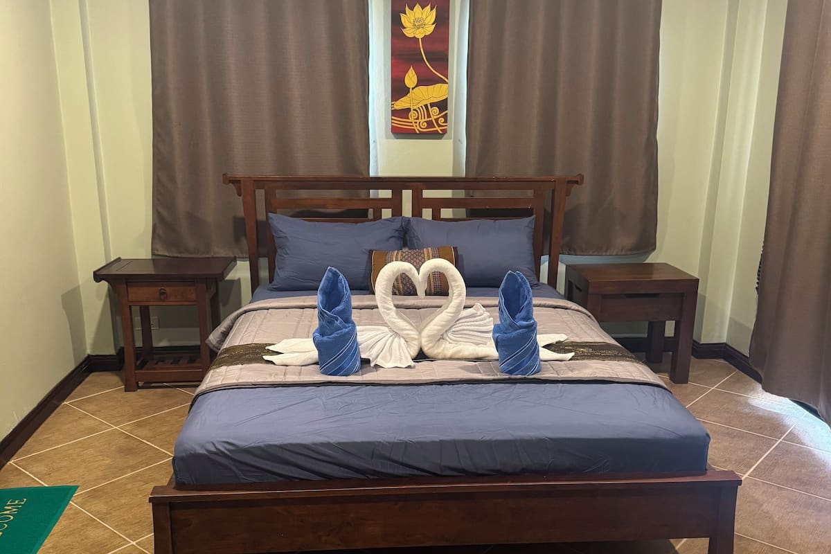 Caja de seguridad en la habitación, escritorio y cortinas blackout