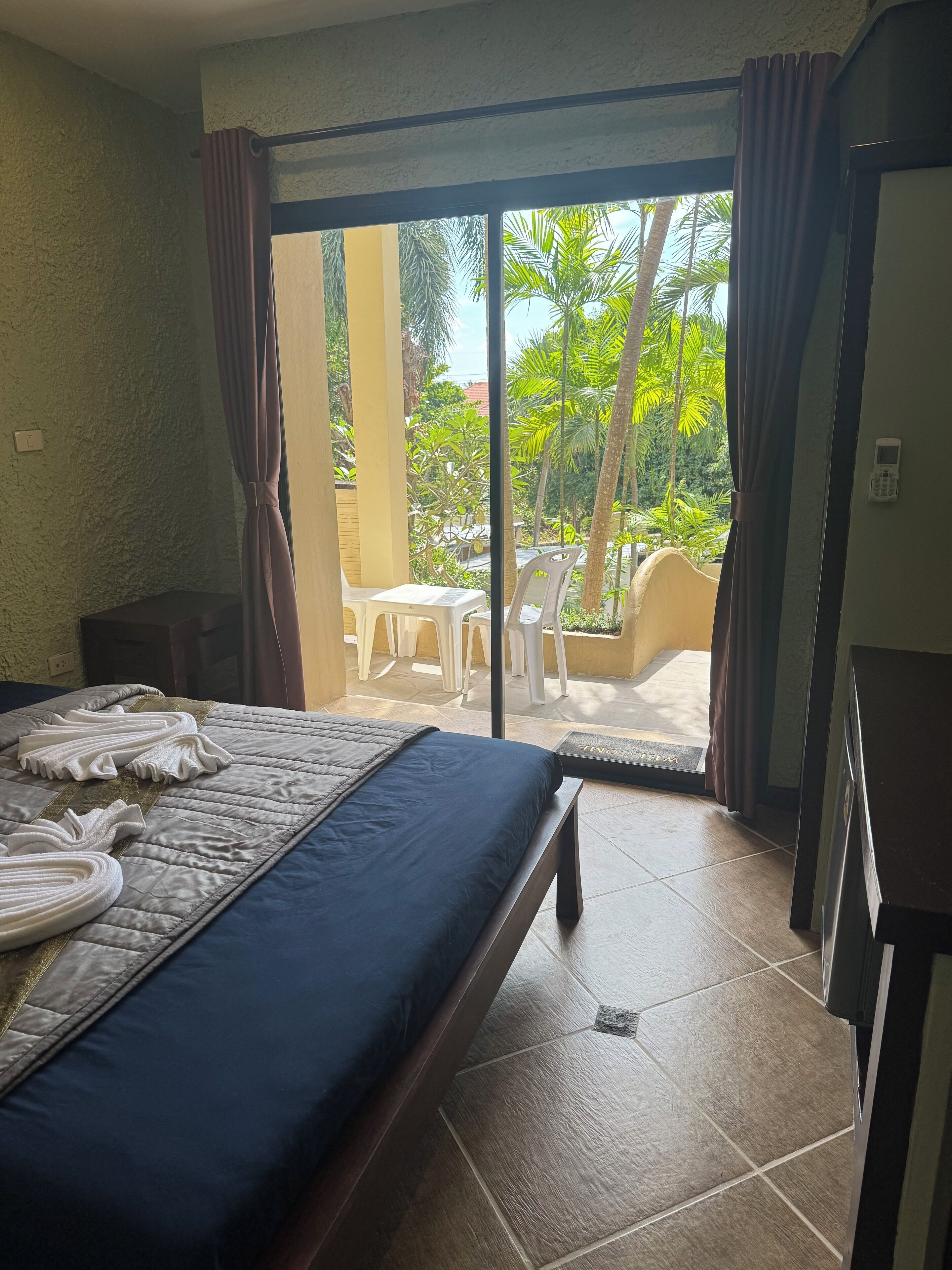 Caja de seguridad en la habitación, escritorio y cortinas blackout 