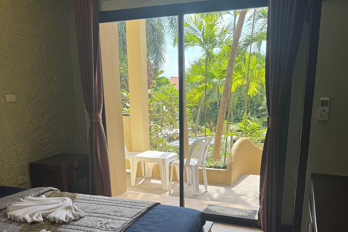 Caja de seguridad en la habitación, escritorio y cortinas blackout