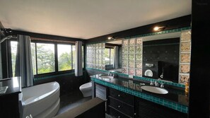 Apartamento, vista para o oceano | Banheiro | Toalhas de banho, sabonete, shampoo, papel higiênico