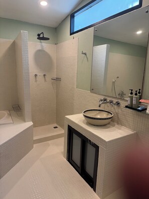 Appartement, 2 chambres, coin cuisine, vue mer | Salle de bain