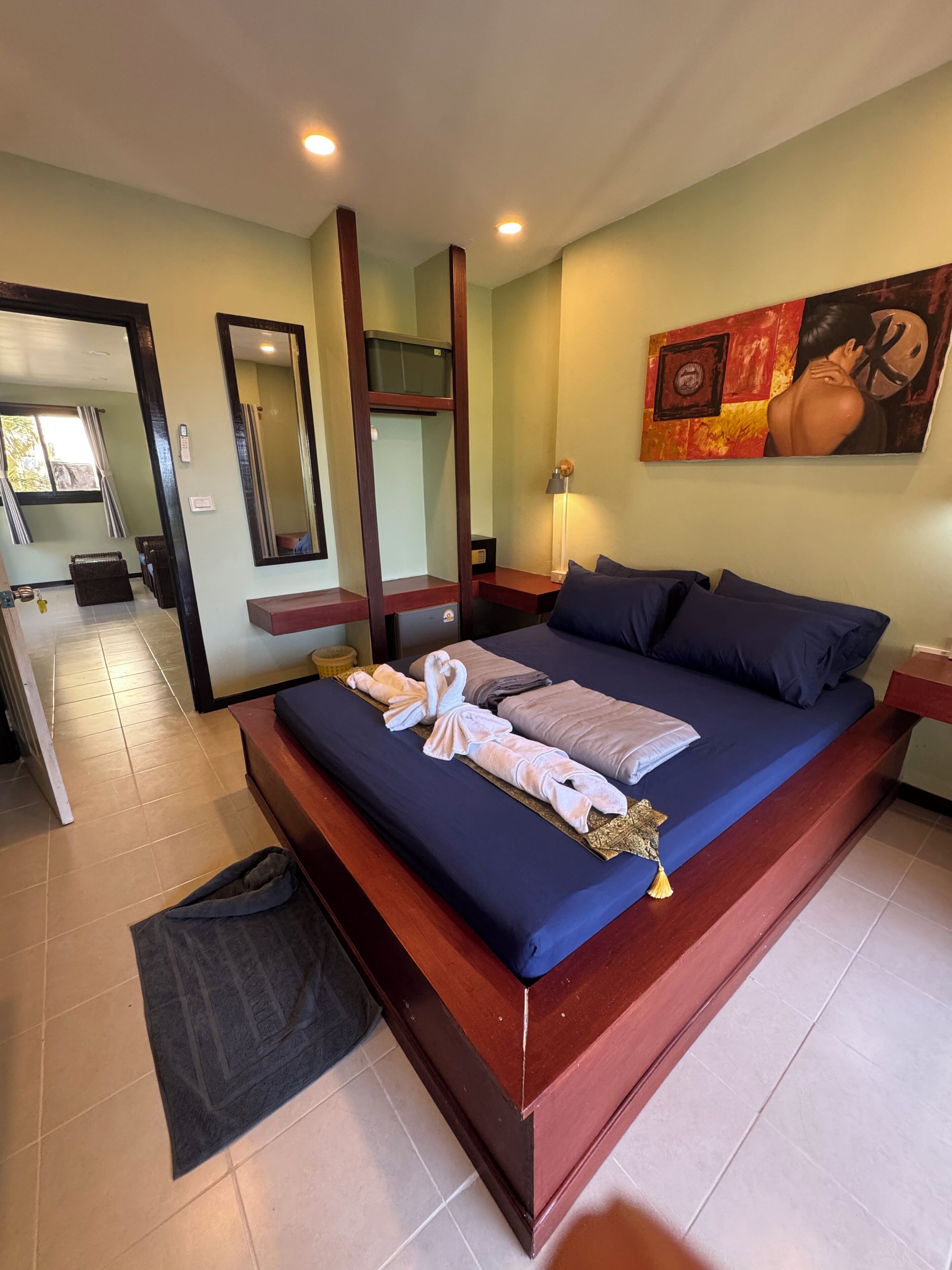 Caja de seguridad en la habitación, escritorio y cortinas blackout 