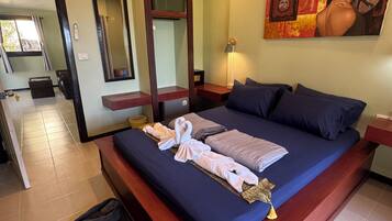 Caja de seguridad en la habitación, escritorio y cortinas blackout