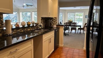 Micro-ondes, four, plaque de cuisson, lave-vaisselle