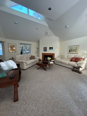 TV, fireplace - Lots of snow! Ski, snowshoe/ heated pool
- fabulous in beautiful Stockbridge (West Stockbridge)