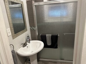 Dusj, hårføner, håndklær og såpe