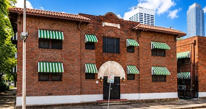 Paris-Inspired Downtown Studio - Toyota Center