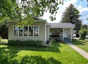 Exterior - Corner Cottage- Pet Friendly, close to Downtown Cody (Cody)