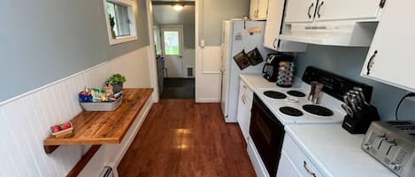 冷蔵庫、電子レンジ、オーブン、コンロ