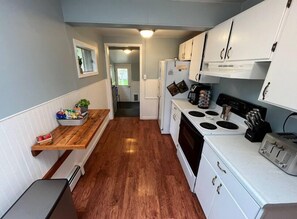 Fridge, microwave, oven, stovetop - Corner Cottage- Pet Friendly, close to Downtown Cody (Cody)