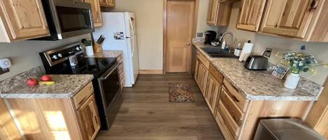 Een koelkast, een magnetron, een oven, een kookplaat