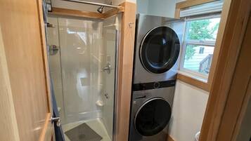 Een douche, een haardroger, handdoeken