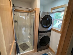 シャワー、ヘアドライヤー、タオル