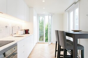 Fridge, oven, stovetop, dishwasher - Lisbon 2 bdrs apartment w/ parking and balconies! (Lisbon)