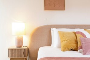 2 bedrooms, iron/ironing board, travel cot, WiFi - Lisbon 2 bdrs apartment w/ parking and balconies! (Lisbon)