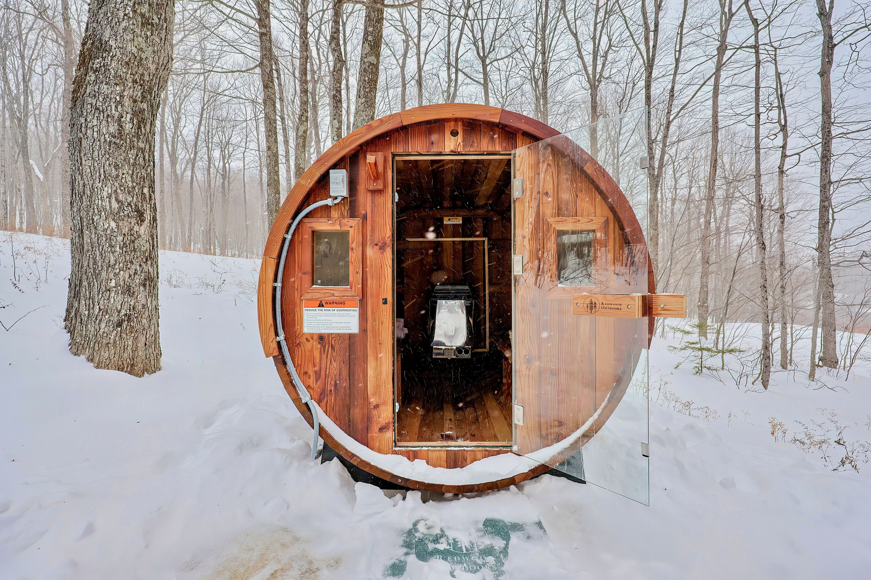 Una casetta di legno con una porta, una finestra e un segnale di avvertimento.