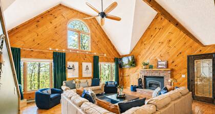 Dover Retreat-12 Mins to Mt Snow-Sauna, Game Room, Hot Tub, Fire Pit, Dogs OK