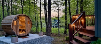 Father's Day Special-Game Room, Barrel Sauna, Hot Tub, Fire Pit, Dogs Welcome!