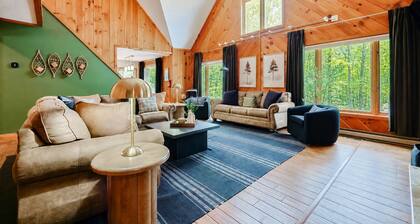 10 Mins to Mt Snow Golf Club-Fire Pit, Barrel Sauna, Game Room, Hot Tub, Dogs OK