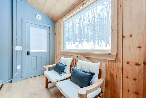 Interior - 10 Mins to Mt Snow Golf Club-Game Room, Barrel Sauna, Hot Tub, Fire Pit, Dogs OK (Dover)