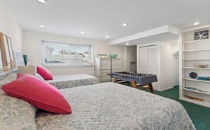 Free WiFi, bed sheets - Views of Lake Michigan - Pet friendly rental - Walking distance to beach (Grand Haven)
