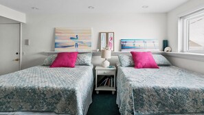 Free WiFi, bed sheets - Views of Lake Michigan - Pet friendly rental - Walking distance to beach (Grand Haven)
