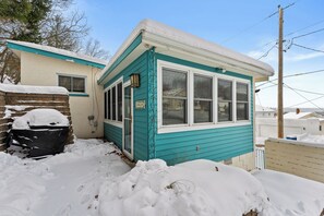 Exterior - Views of Lake Michigan - Pet friendly rental - Walking distance to beach (Grand Haven)