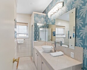 Shower, towels - Views of Lake Michigan - Pet friendly rental - Walking distance to beach (Grand Haven)