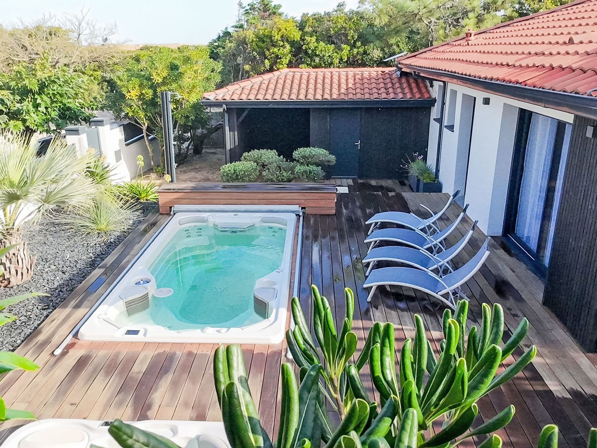 Tina de hidromasaje al aire libre