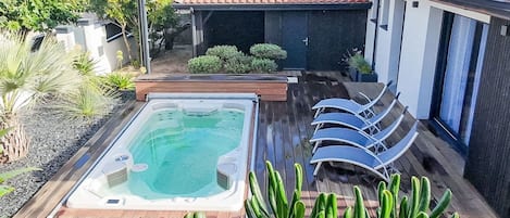 Outdoor spa tub