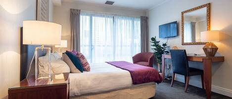 Bureau, fer et planche Ă repasser, Wi-Fi, literie fournie