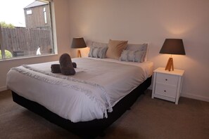 Iron/ironing board, WiFi, bed sheets - St Albans 2 Bed with Parking (Christchurch)