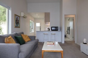 TV - St Albans 2 Bed with Parking (Christchurch)