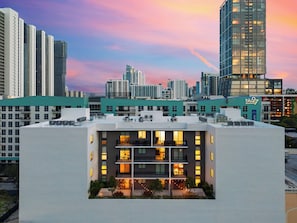 A modern hotel with multiple floors, balconies, and a rooftop terrace. - Sense28 Edgewater, an AvantStay Hotel (Miami)