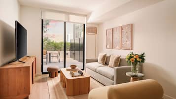 Apartamento família, terraço | Área de estar | Smart TV 55 polegadas com canais a cabo