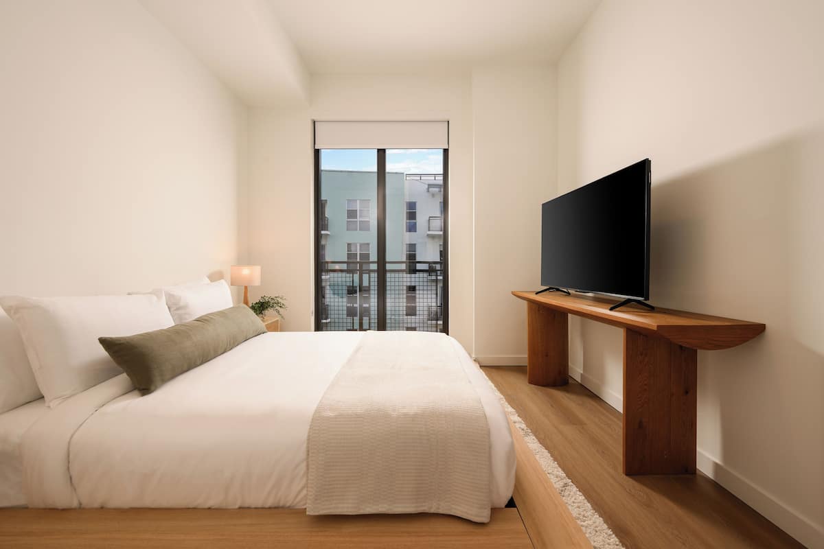 مكتب ومساحة عمل للكمبيوتر المحمول وواي فاي مجانًا