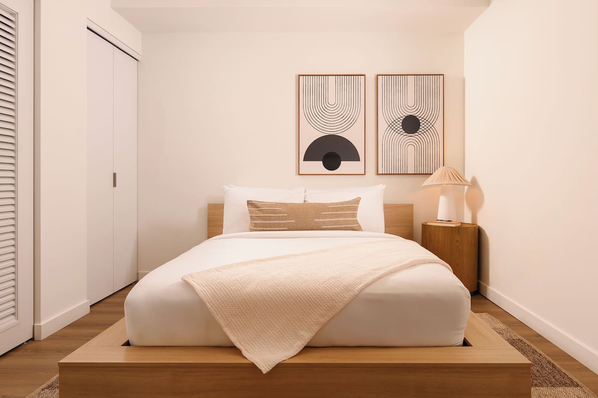 مكتب ومساحة عمل للكمبيوتر المحمول وواي فاي مجانًا