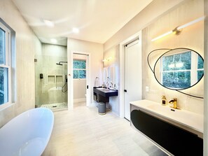 Shower, hair dryer, towels, soap - Creekside Mountain Family Retreat (Mills River)