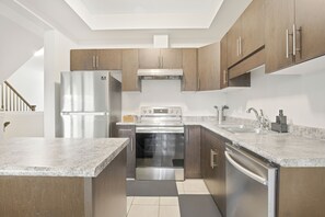 Microwave, oven, stovetop, dishwasher - Cozy 4 bedroom townhouse. (Thorold)