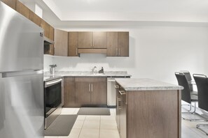 Microwave, oven, stovetop, dishwasher - Cozy 4 bedroom townhouse. (Thorold)