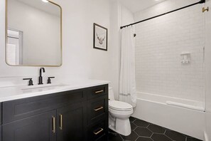 Shower, hair dryer, towels, shampoo - Rodeo - Rooftop Patio - Minutes to Broadway (Nashville)
