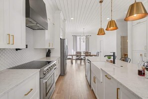 Fridge, microwave, oven, stovetop - Rodeo - Rooftop Patio - Minutes to Broadway (Nashville)