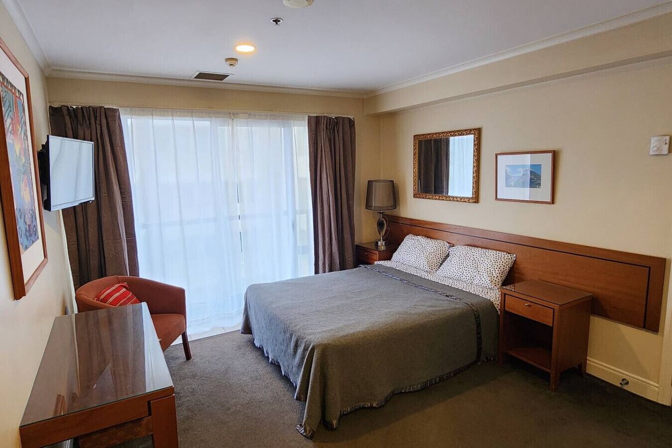 Desk, iron/ironing board, WiFi, bed sheets