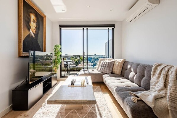 Books - Stylish 2BR Apartment with Scenic Views (Carnegie)