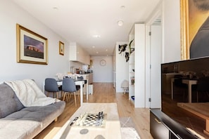 Books - Stylish 2BR Apartment with Scenic Views (Carnegie)