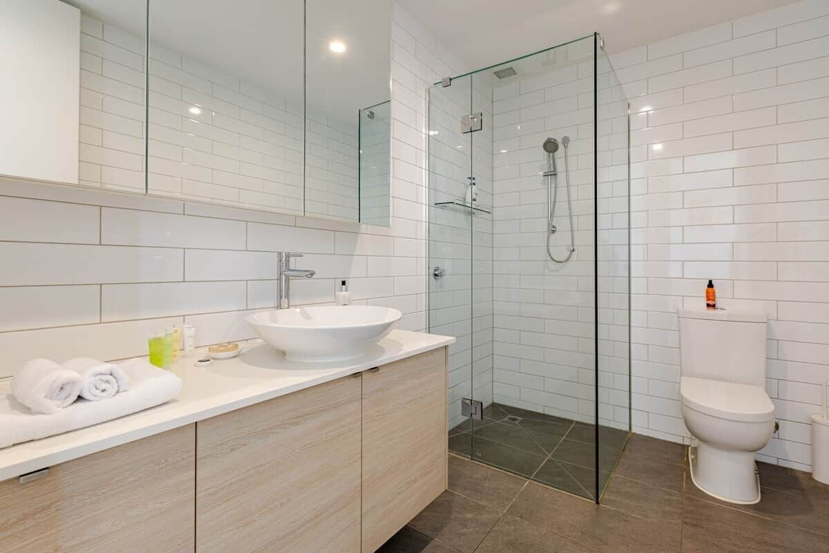 Douche, séchoir à cheveux, serviettes fournies, savon