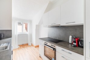 Fridge, microwave, oven, stovetop - Blueground | Landstraße, view, nr Belvedere (Vienna)