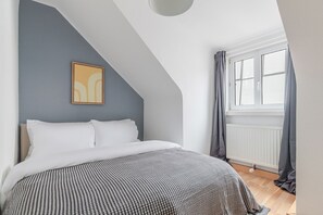 Iron/ironing board, WiFi, bed sheets - Blueground | Landstraße, view, nr Belvedere (Vienna)
