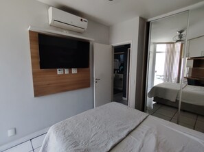 Tabla de planchar con plancha, wifi y ropa de cama 