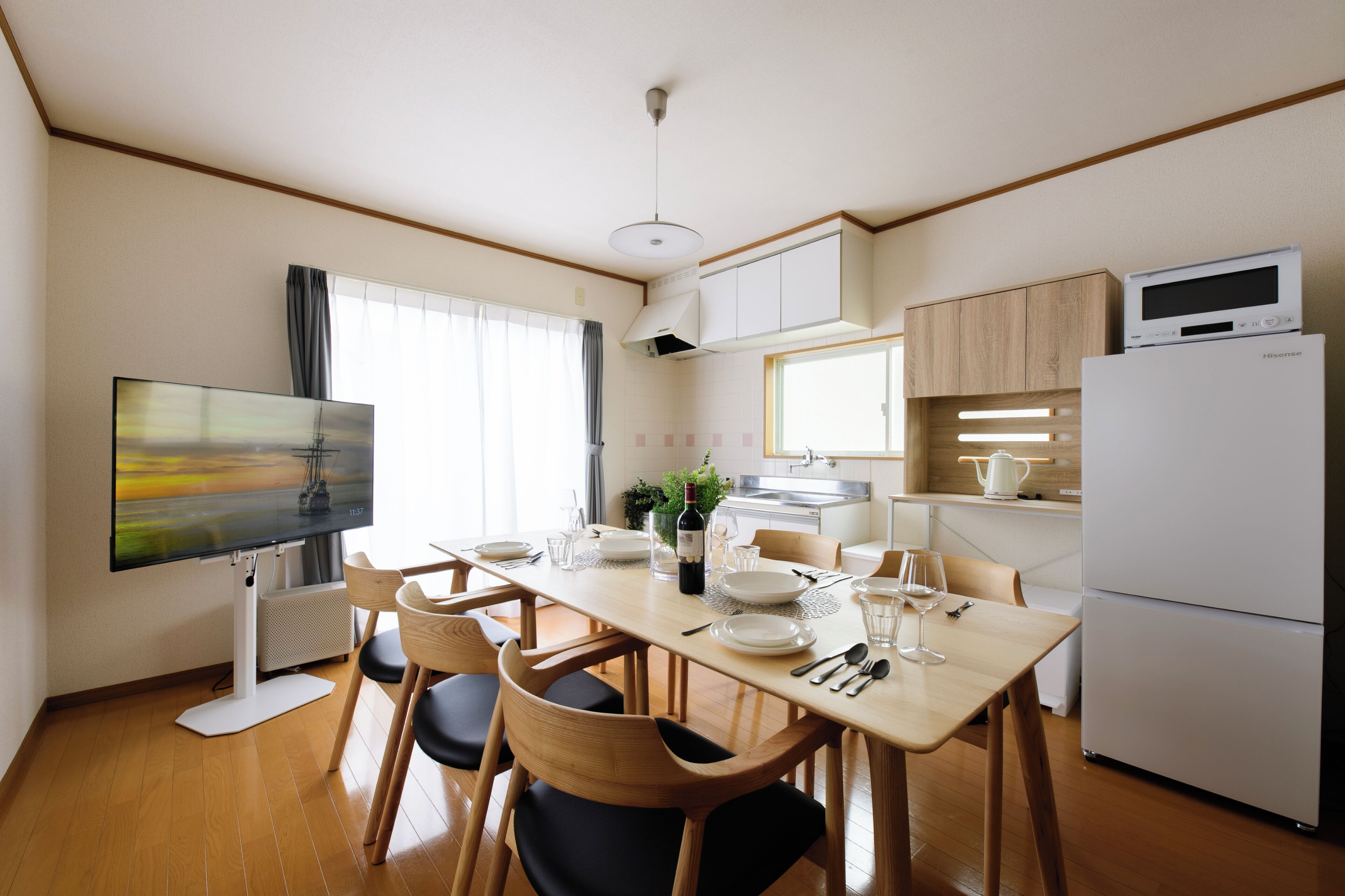 Standard Apartment, Balcony, City View | In-room dining